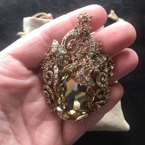 CHAMPAGNE GLASS &CRYSTAL ANTIQUE GOLD TONE BROOCH - Picture 3 of 3